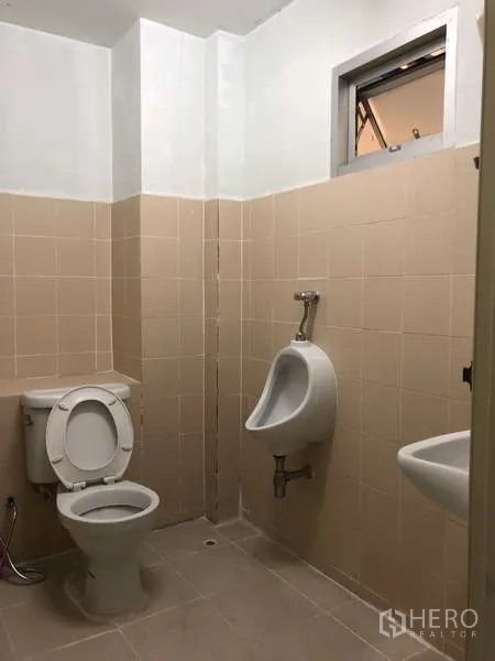 คลังสินค้า ให้เช่าในBang Phli, Samut Prakan - ห้องน้ำภายในโกดัง ปูกระเบื้องพร้อมโถสุขภัณฑ์ โถปัสสาวะ และอ่างล้างมือ