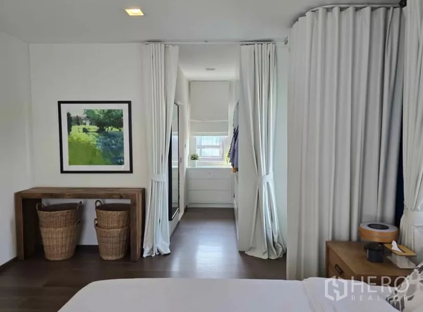 独立式住宅 出租在Bang Phli, Samut Prakan - 主卧过道，白色窗帘通往更衣区