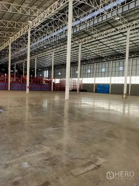 Warehouse for rent in Bang Sue, Bangkok - Spacious warehouse interior with high steel truss ceiling, polished concrete floor, and open storage area in Bang Sue.