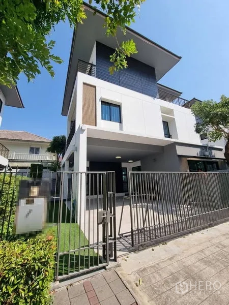 独立式住宅 出租或出售在Prawet, Bangkok - 曼谷Prawet现代三层独栋别墅，带大门车道与阳台。