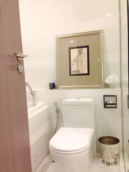 公寓 出租在Khlong Toei, Bangkok - 第二浴室配备坐便、浴缸与装饰画框。