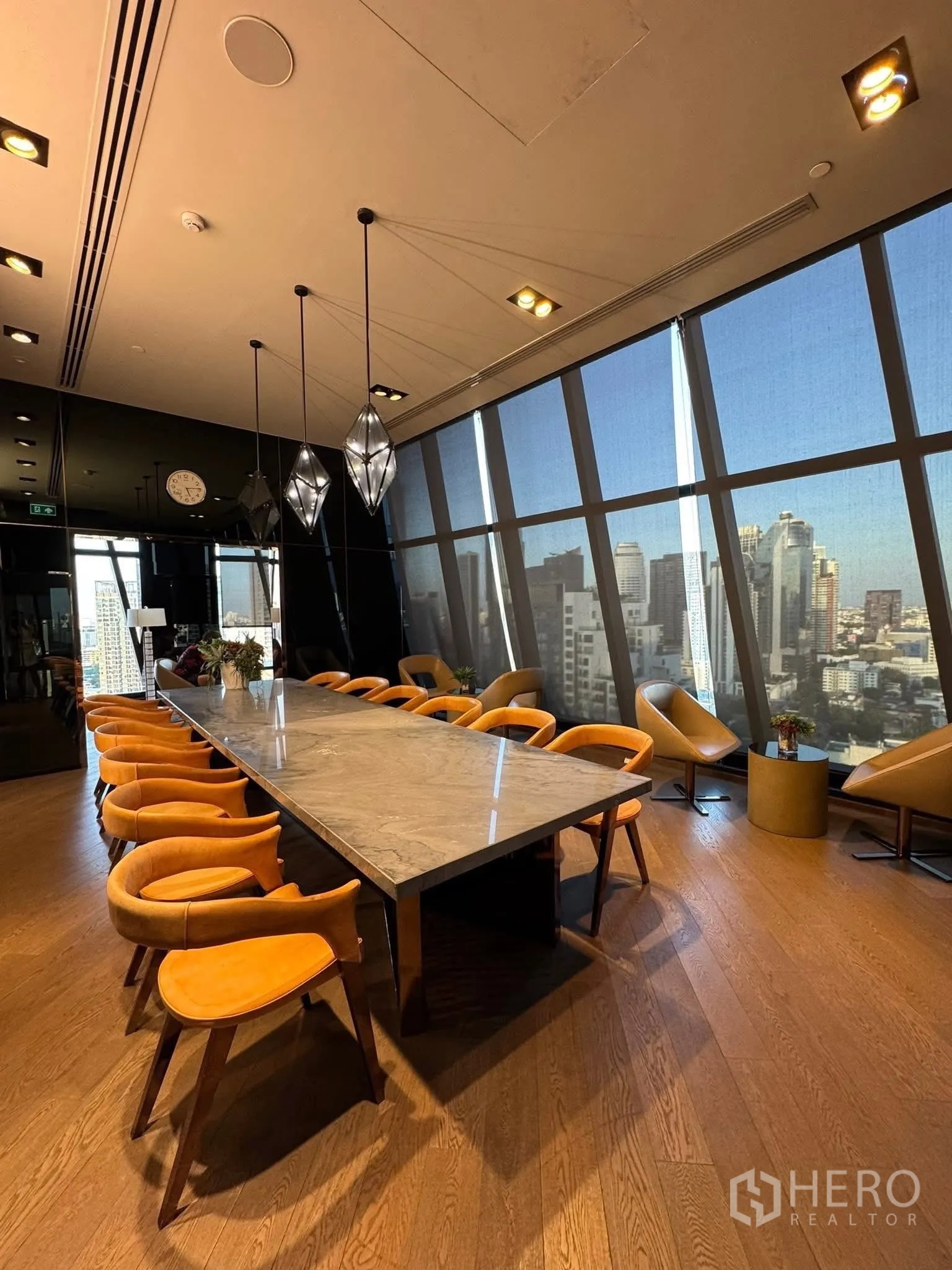 คอนโด for rent in Khlong Toei, Bangkok - ห้องประชุม โต๊ะหินอ่อนยาว โคมแขวน และฉากหลังวิวสกายไลน์