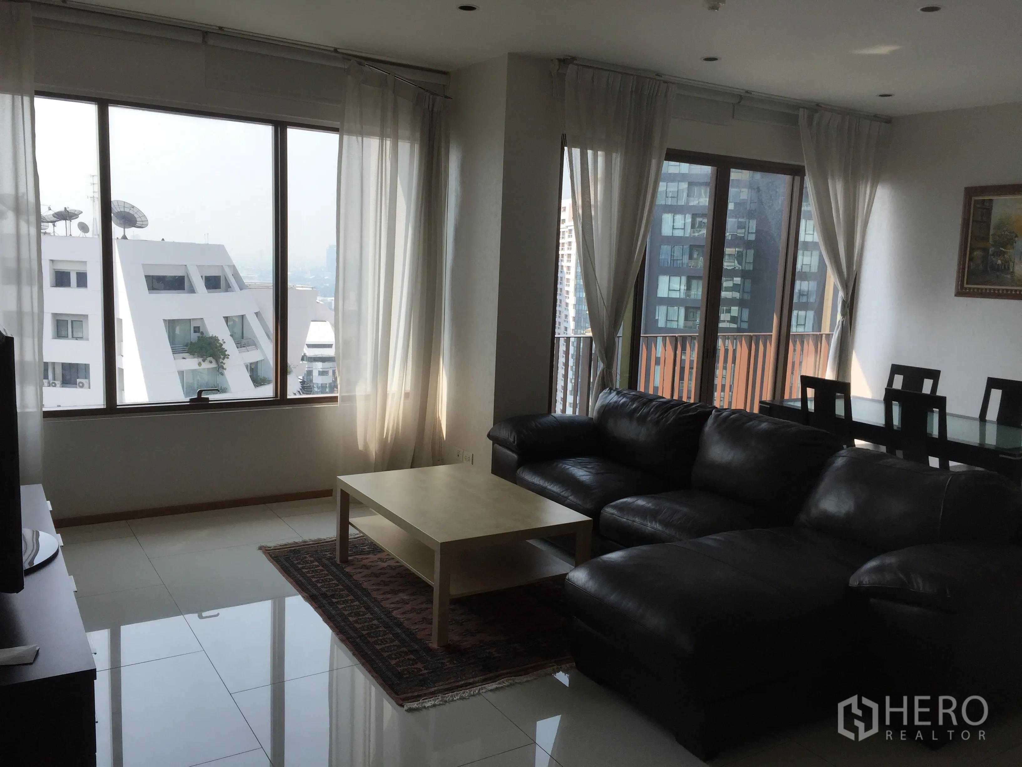 คอนโด ให้เช่าหรือขายในKhlong Toei, Bangkok - มุมนั่งเล่นติดหน้าต่างกระจกมองเห็นวิวเมือง อยู่ถัดจากพื้นที่รับประทานอาหาร