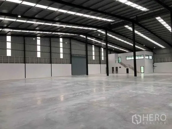 คลังสินค้า ให้เช่าหรือขายในNikhom Phatthana, Rayong - พื้นที่โกดังโล่ง 5,000 ตร.ม. เพดานสูง ประตูม้วนขนาดใหญ่ และออฟฟิศภายใน