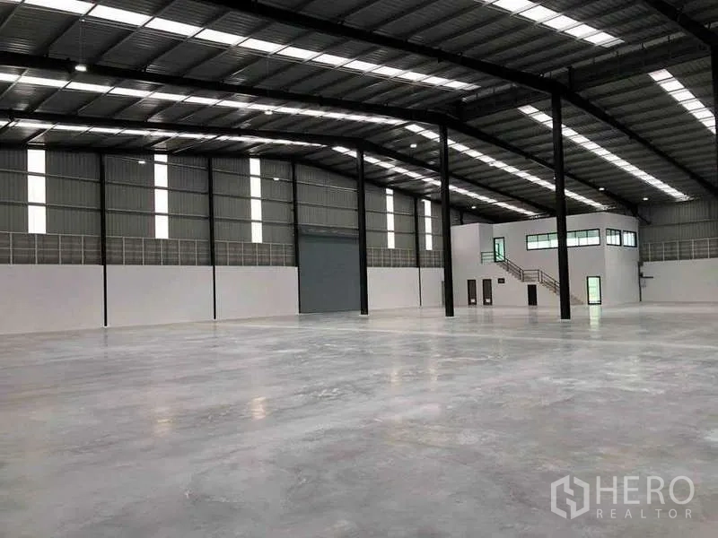 คลังสินค้า ให้เช่าหรือขายในNikhom Phatthana, Rayong - พื้นที่โกดังโล่ง 5,000 ตร.ม. เพดานสูง ประตูม้วนขนาดใหญ่ และออฟฟิศภายใน