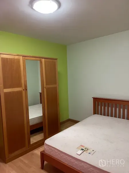 ทาวน์เฮาส์ ให้เช่าในKhlong Toei, Bangkok - ห้องนอนมีตู้เสื้อผ้าไม้บานกระจกและเตียงเข้าชุด