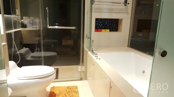 公寓 出租或出售在Khlong Toei, Bangkok - 现代卫浴，玻璃淋浴间、大浴缸与坐便器。