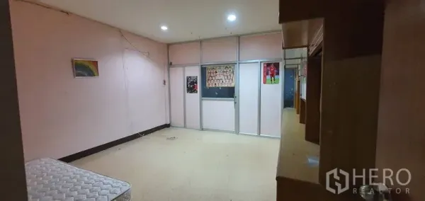 คลังสินค้า ให้เช่าในBang Kho Laem, Bangkok - ห้องภายในมีชั้นบิวต์อิน ผนังกระจก และผนังสีชมพู