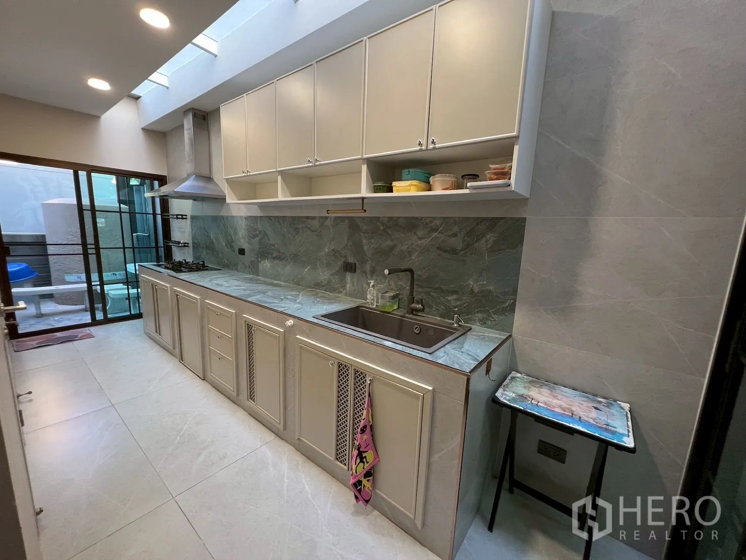 独栋房屋 for rent in Bang Kapi, Bangkok - 全功能泰式厨房，配燃气灶、抽油烟机、充足橱柜与瓷砖地面。