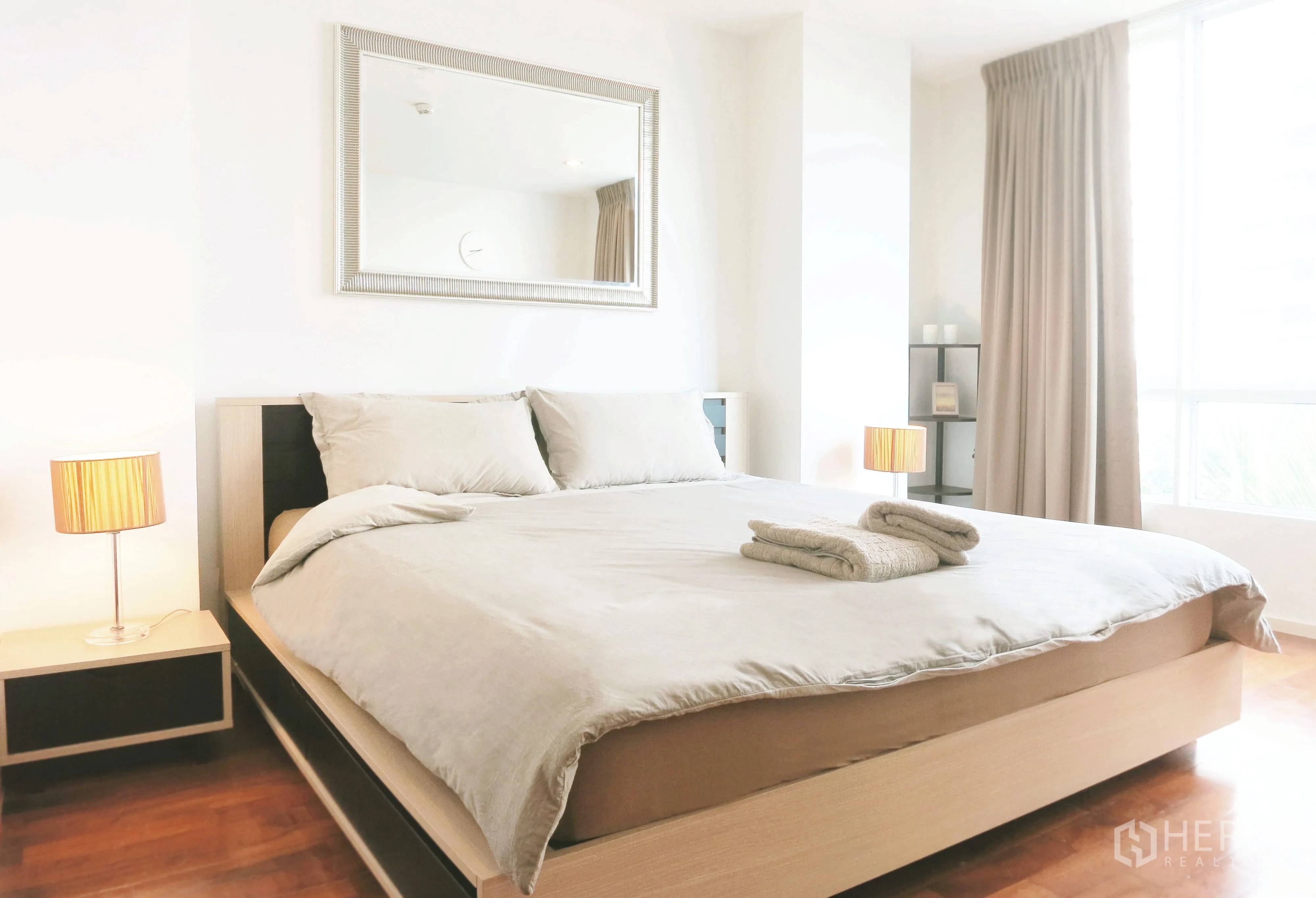 公寓 出租在Khlong Toei, Bangkok - 采光充足的主卧，特大床、素雅配色与大墙镜。