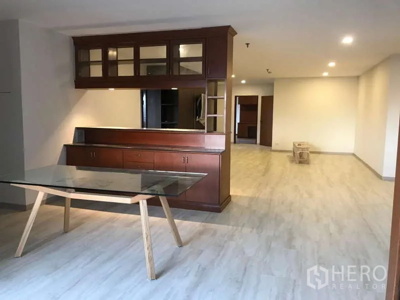 คอนโด ขายในWatthana, Bangkok - มุมมองฝั่งบาร์พร้อมตู้โชว์กระจก และพื้นที่เปิดโล่งสว่าง