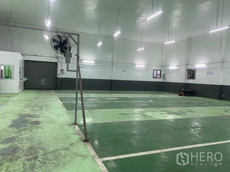 คลังสินค้า ให้เช่าในLam Luk Ka, Pathum Thani - พื้นการผลิตโล่งไฟสว่างพร้อมประตูม้วนด้านท้าย