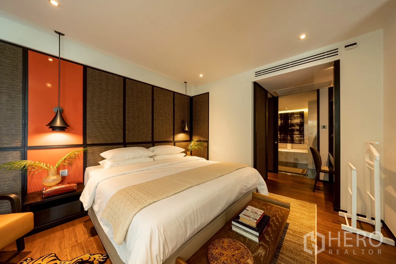 公寓 for rent or sale in Pathum Wan, Bangkok - 卧室朝向套内卫浴，灯光温暖、木地板。