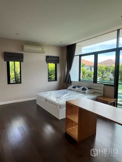 独立式住宅 出租在Bang Kapi, Bangkok - 转角卧室，宽幅窗户与园景视野。