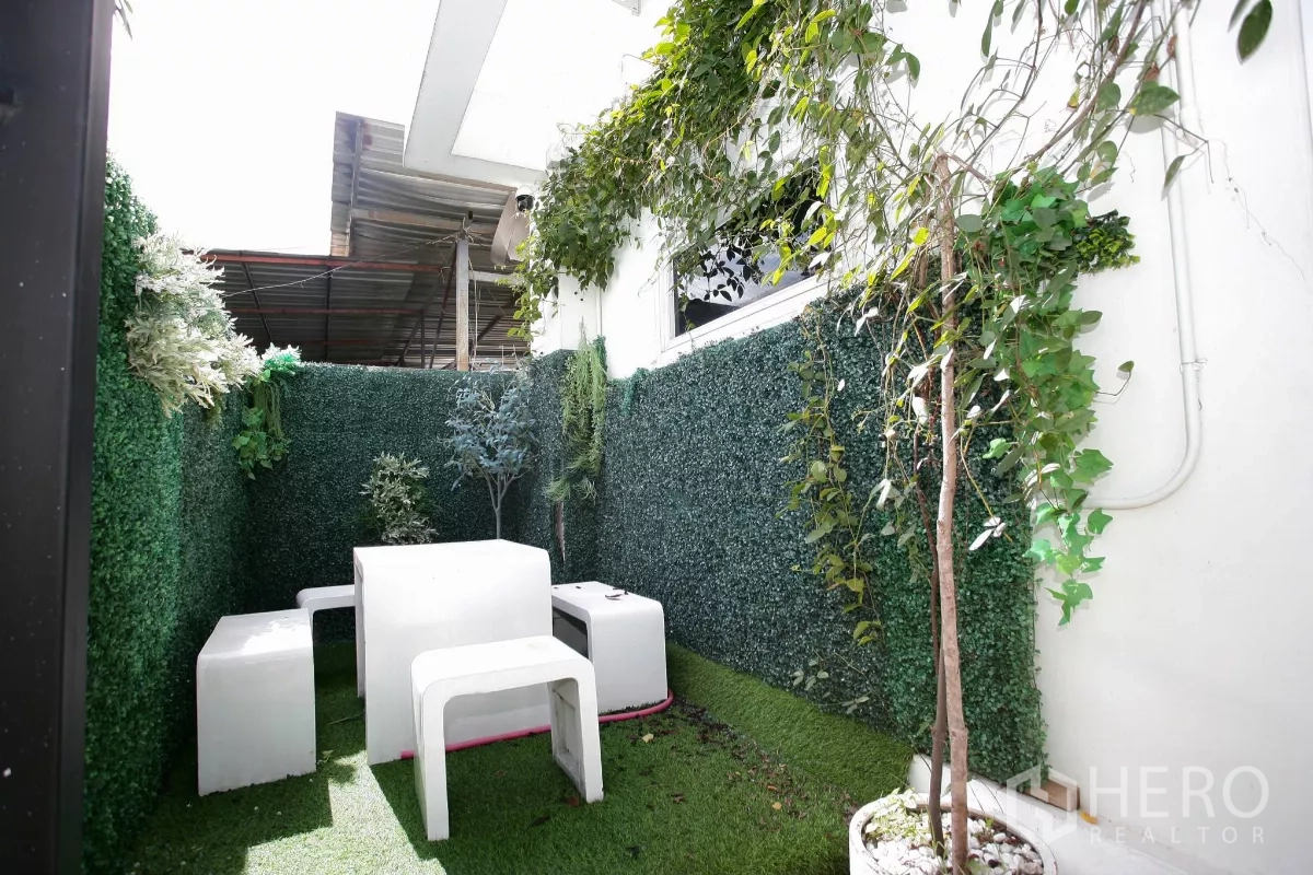带办公室的家 出租在Prawet, Bangkok - 户外小花园露台，人工草坪与白色桌椅。