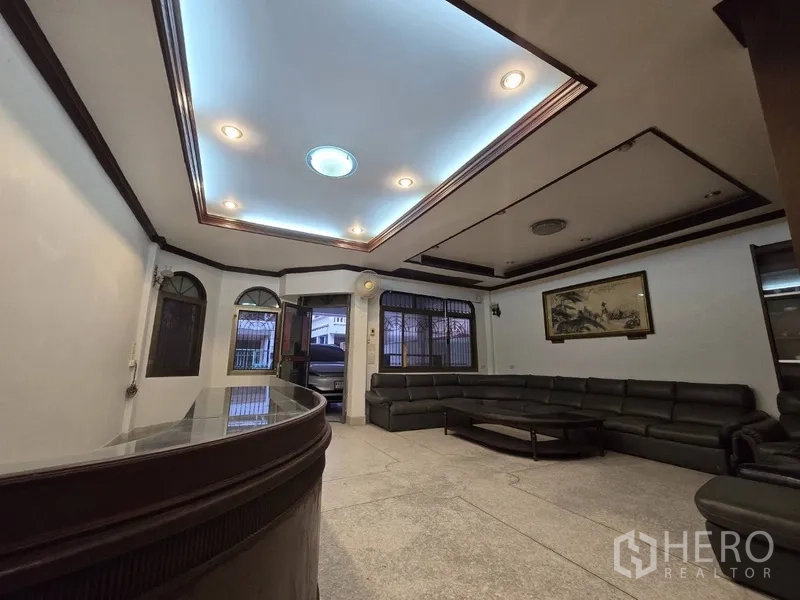 สำนักงานที่บ้าน ให้เช่าในSathon, Bangkok - มุมมองโซนต้อนรับอีกด้าน โชว์เคาน์เตอร์โค้งและไฟดาวน์ไลต์