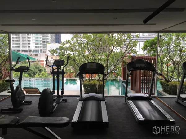 คอนโด ให้เช่าหรือขายในWatthana, Bangkok - ฟิตเนสคอนโดพร้อมลู่วิ่งและจักรยาน ออกกำลังกายมองเห็นสระว่ายน้ำและวิวเมือง