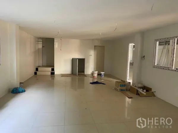 คลังสินค้า ให้เช่าหรือขายในMueang Samut Prakan, Samut Prakan - ห้องออฟฟิศปูพื้นกระเบื้องสว่าง ผนังสีขาว ภายในโกดัง กำลังตกแต่ง