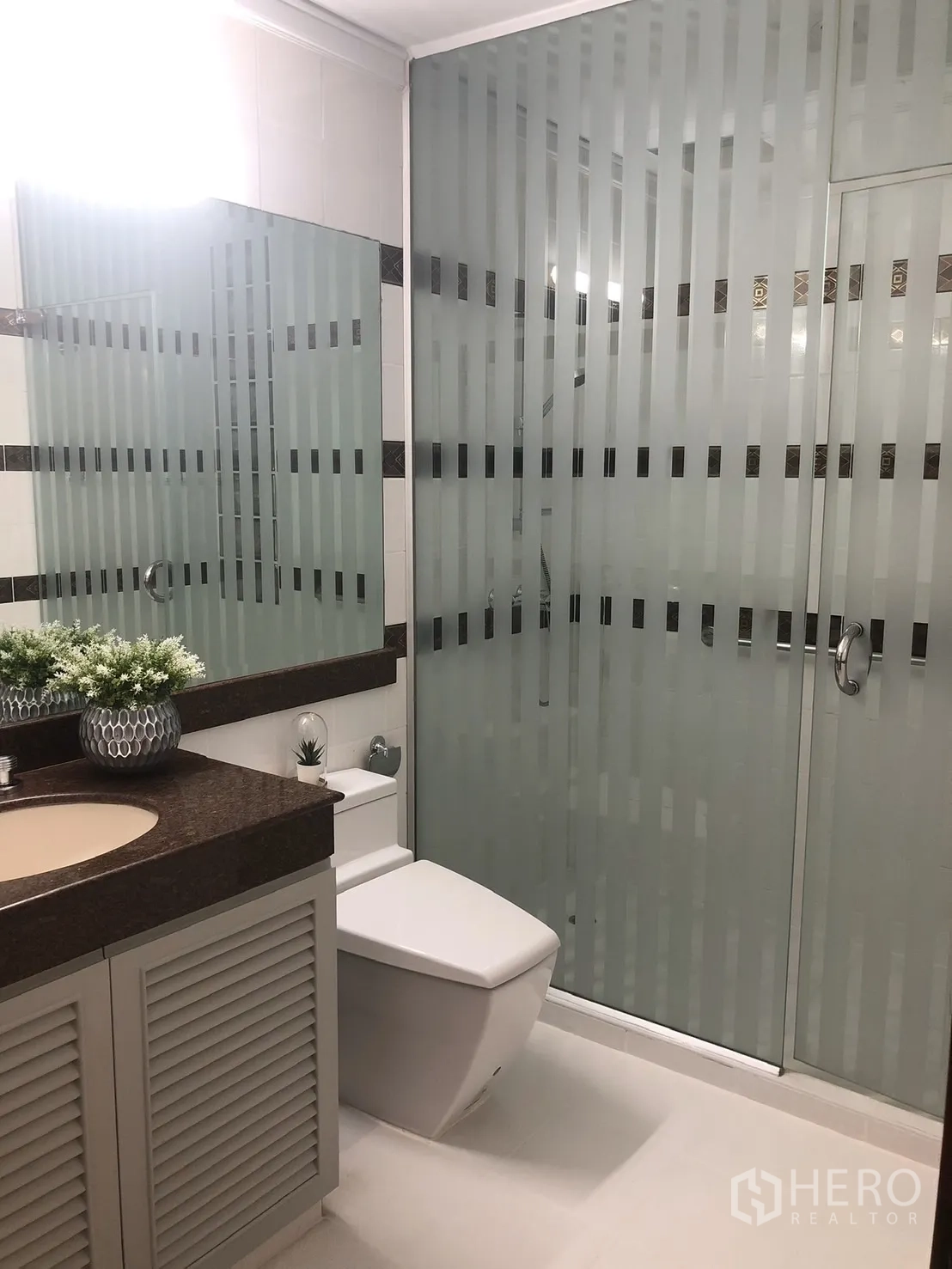 คอนโด ให้เช่าในBangkok - ห้องน้ำโทนร่วมสมัย ฉากกั้นอาบน้ำกระจกฝ้าและเคาน์เตอร์หิน