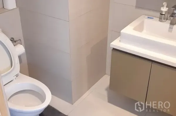 คอนโด ให้เช่าในKhlong Toei, Bangkok - ห้องน้ำอีกหนึ่งห้อง โทนสีกลาง พร้อมอ่างล้างหน้าและโถสุขภัณฑ์