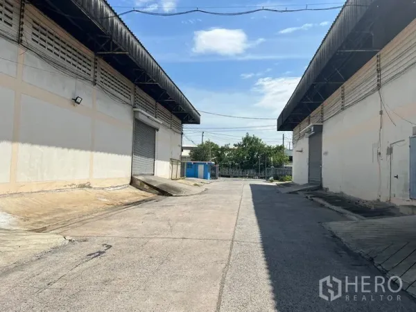 คลังสินค้า ให้เช่าในMueang Samut Prakan, Samut Prakan - ทางสัญจรระหว่างโกดังกว้าง พร้อมทางลาดและประตูม้วนสำหรับขนถ่าย