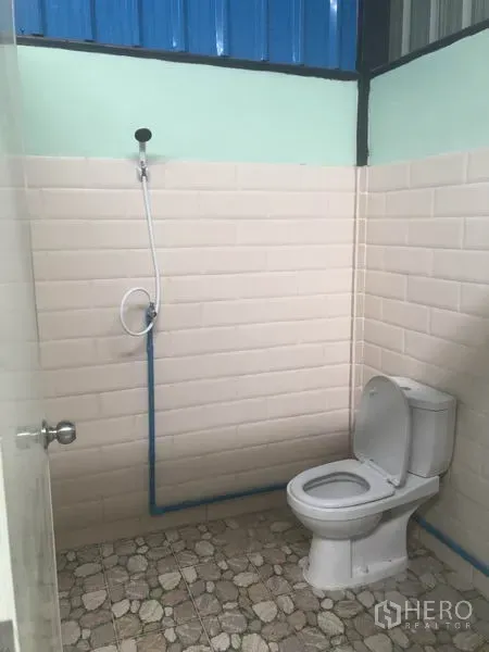 货栈 出租在Khlong Luang, Pathum Thani - 仓库内整洁的卫生间，带淋浴，墙地面铺砖。