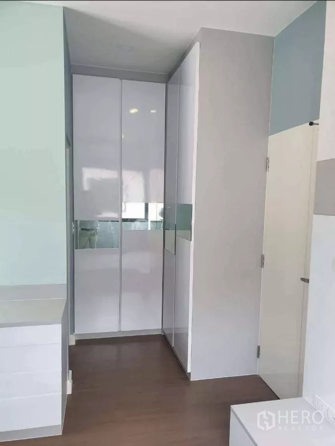 บ้าน ให้เช่าหรือขายในPrawet, Bangkok - ตู้เสื้อผ้ามุมห้องบานเงา พื้นไม้ลามิเนต