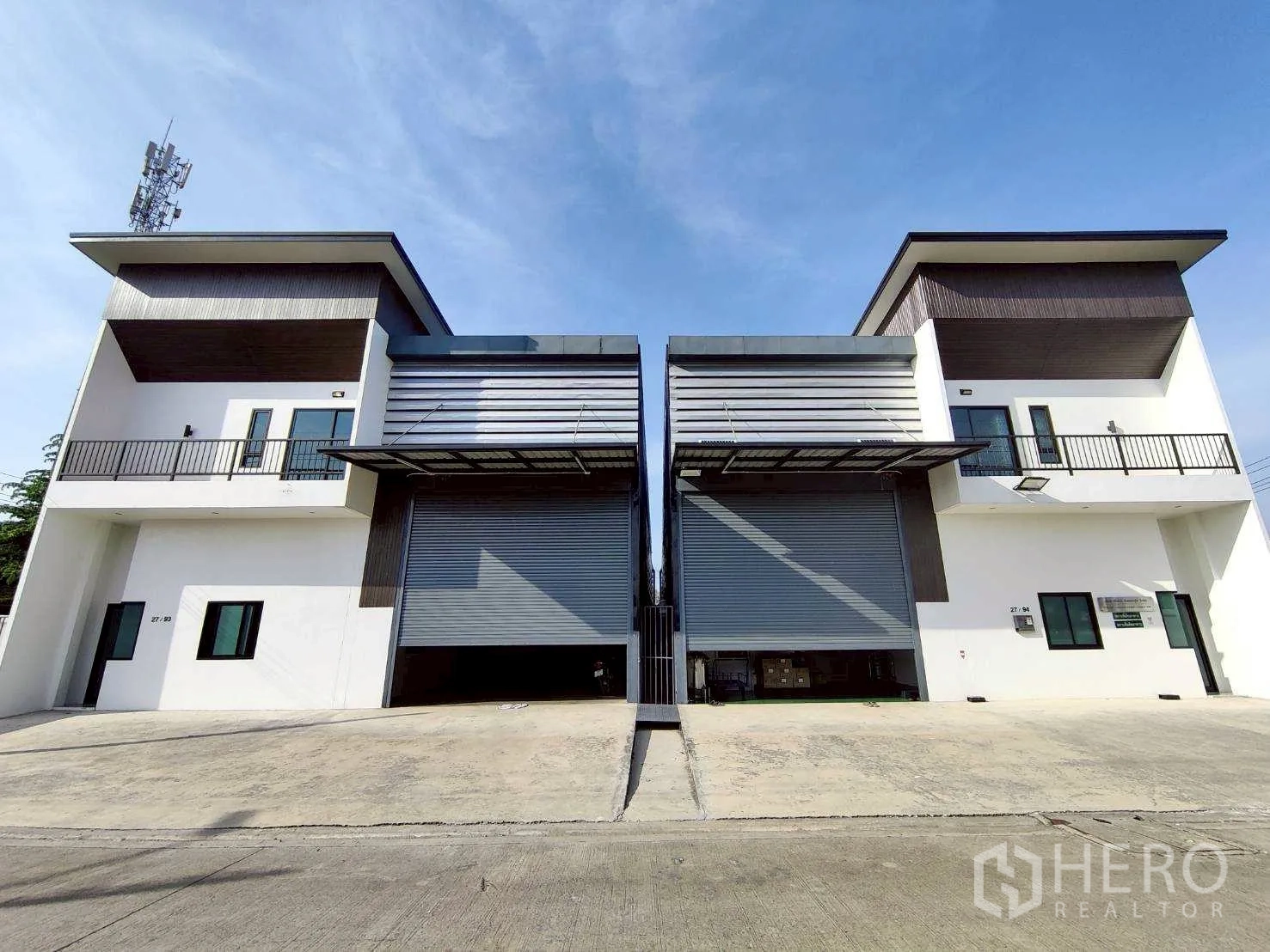 货栈 for rent in Lam Luk Ka, Pathum Thani - 仓库正面图，宽敞车道与双卷帘装卸门，适合出租。