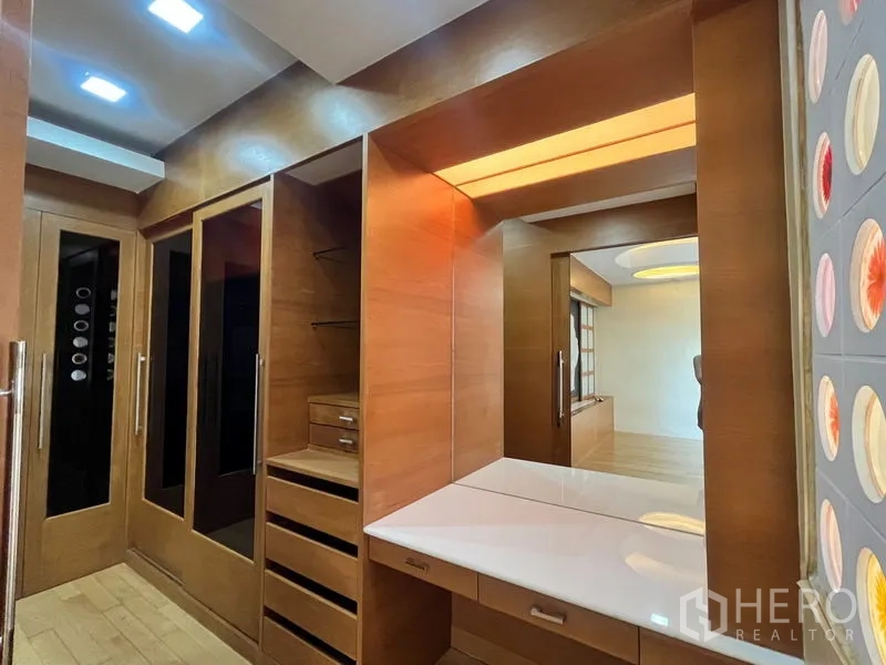 คอนโด ให้เช่าในKhlong Toei, Bangkok - วอล์กอินโคลเซ็ตไม้บิวท์อิน พร้อมลิ้นชักและโต๊ะเครื่องแป้งมีไฟ