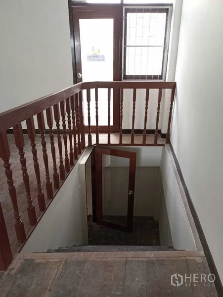 อาคารพาณิชย์ ให้เช่าในWatthana, Bangkok - โถงบันไดพร้อมราวไม้และประตูกระจก รับแสงธรรมชาติ