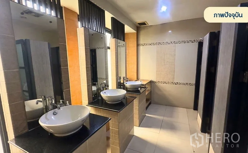 零售空间 出租在Wang Thonglang, Bangkok - 现代化卫生间，石材台面、台上盆、镜面与隔断间。