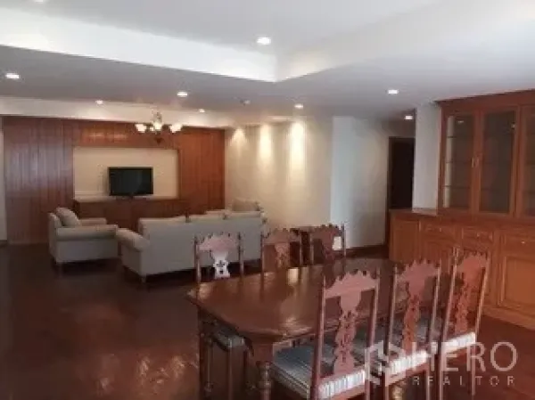 อพาร์ทเมนท์ ให้เช่าในPathum Wan, Bangkok - พื้นที่นั่งเล่นและทานอาหารแบบเปิดโล่ง พร้อมโต๊ะไม้และตู้โชว์บิลต์อิน