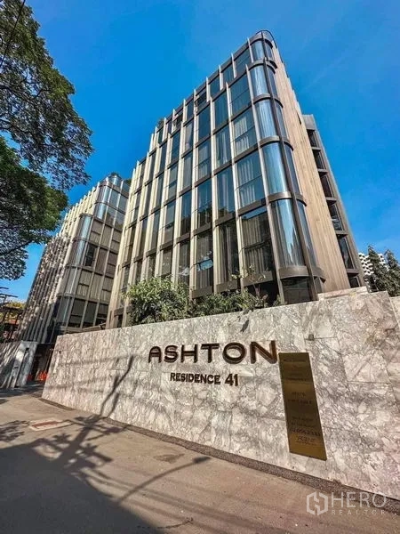 คอนโด ให้เช่าในWatthana, Bangkok - ด้านหน้าคอนโด Ashton Residence 41 พร้อมป้ายชื่อโครงการและอาคารกระจก