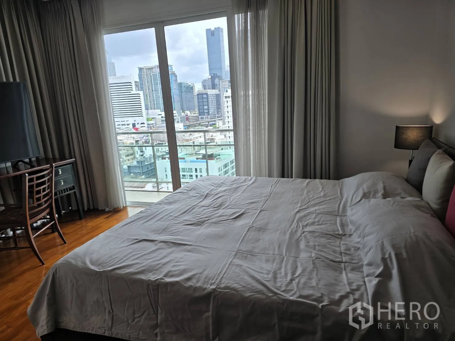 คอนโด for rent or sale in Watthana, Bangkok - ห้องน้ำอีกห้องมีอ่างอาบน้ำ เคาน์เตอร์หินอ่อน และไฟสลัว.