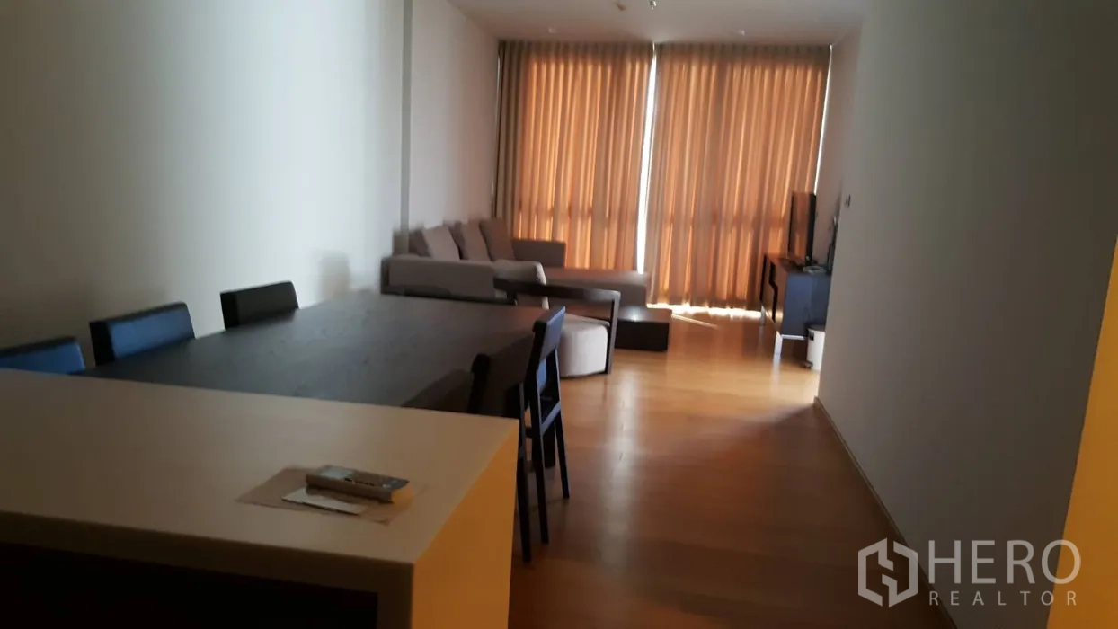 คอนโด ให้เช่าในWatthana, Bangkok - พื้นที่รับประทานอาหารและนั่งเล่นแบบโอเพ่นแปลน พร้อมไอส์แลนด์ครัว โต๊ะอาหาร และผ้าม่านทึบ