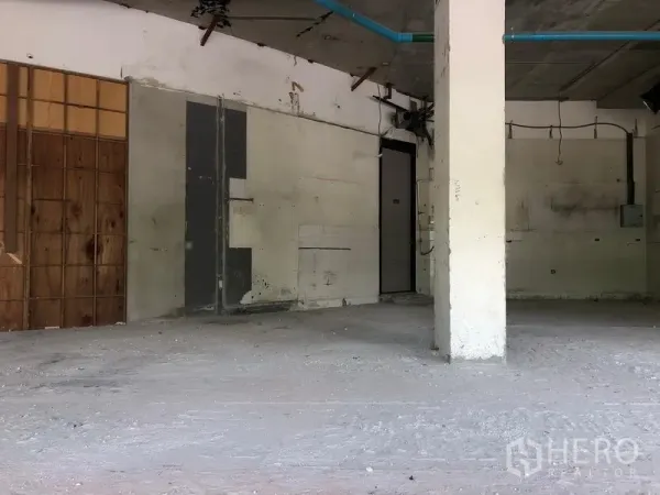 零售空间 出租在Watthana, Bangkok - 毛坯零售室内，混凝土地面、中心立柱与外露管线。