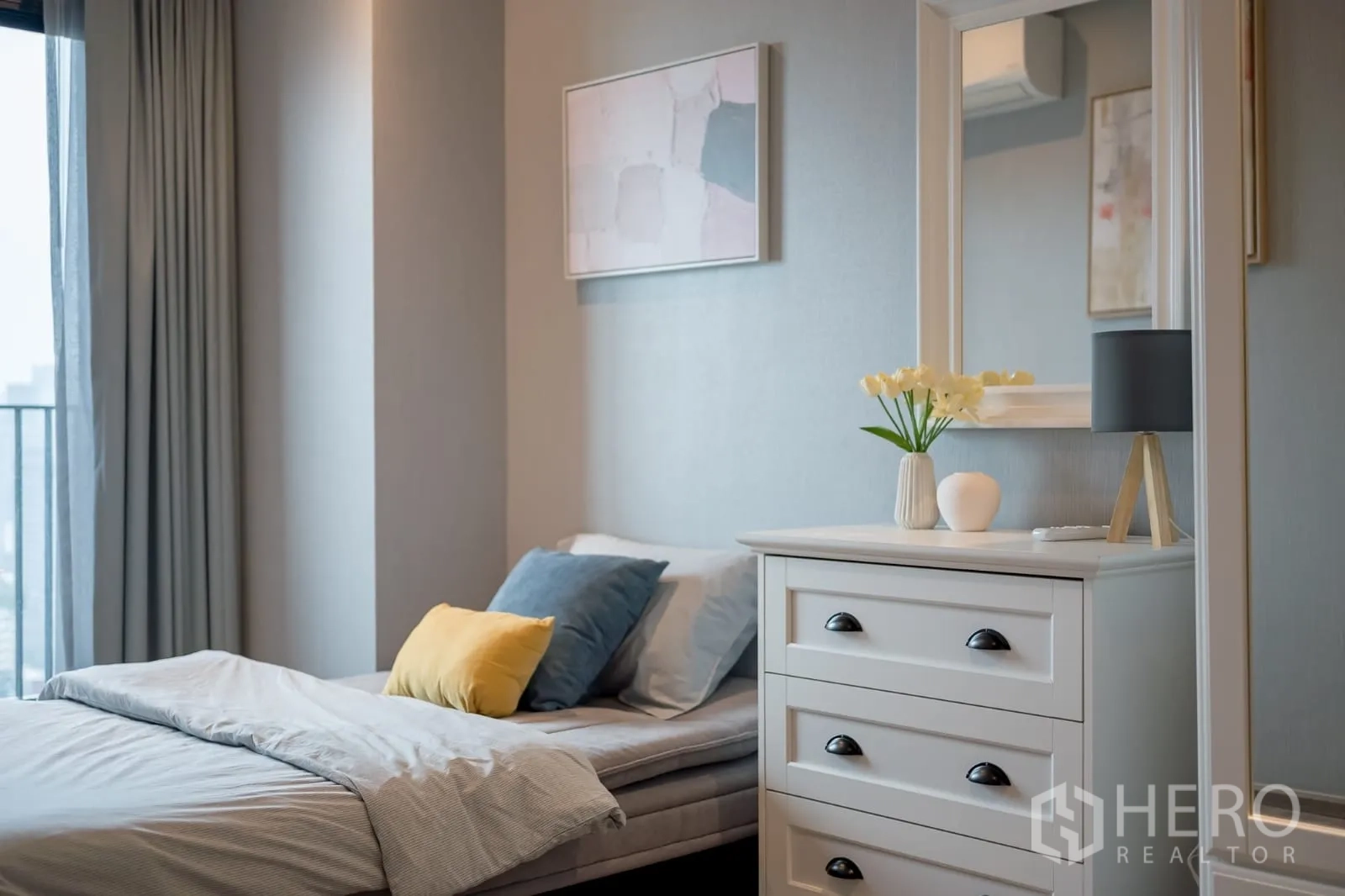 คอนโด ให้เช่าในKhlong Toei, Bangkok - ห้องนอนแขก เตียงเดี่ยว ตู้ลิ้นชักและกระจกข้างหน้าต่าง