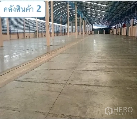 货栈 出租在Mueang Pathum Thani, Pathum Thani - 二号仓内部，钢结构屋顶与加固混凝土地面