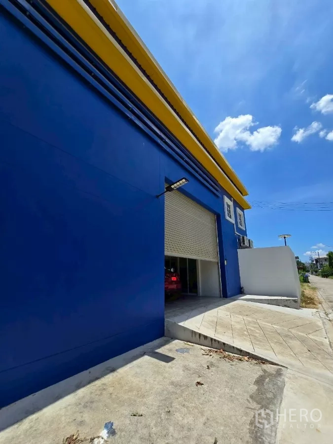 คลังสินค้า ให้เช่าหรือขายในKhlong Toei, Bangkok - ทางลาดหน้าโกดังและประตูม้วนขนาดใหญ่ มีรถจอดด้านใน