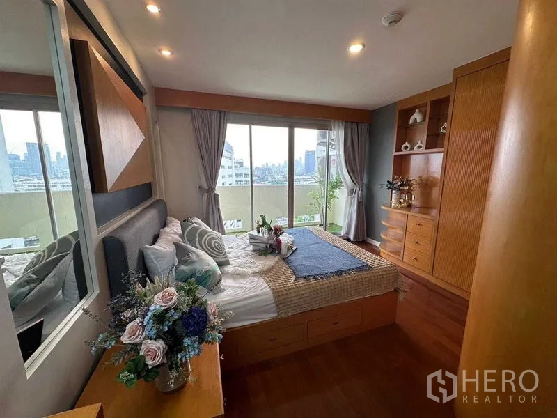 คอนโด ให้เช่าในKhlong Toei, Bangkok - ห้องนอนสว่างพร้อมตู้บิลท์อินและประตูกระจกเปิดสู่ระเบียง มองเห็นสกายไลน์