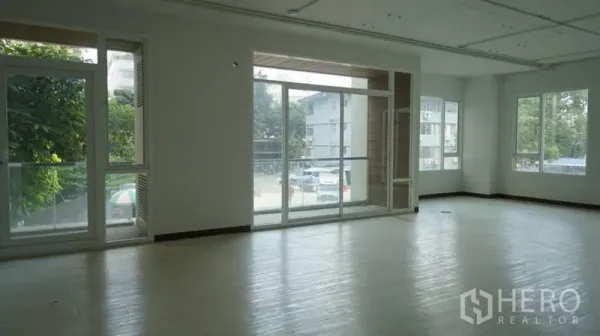 零售空间 出租在Khlong Toei, Bangkok - 转角零售空间，落地窗连接阳台，采光充足，可眺望周边社区景致。