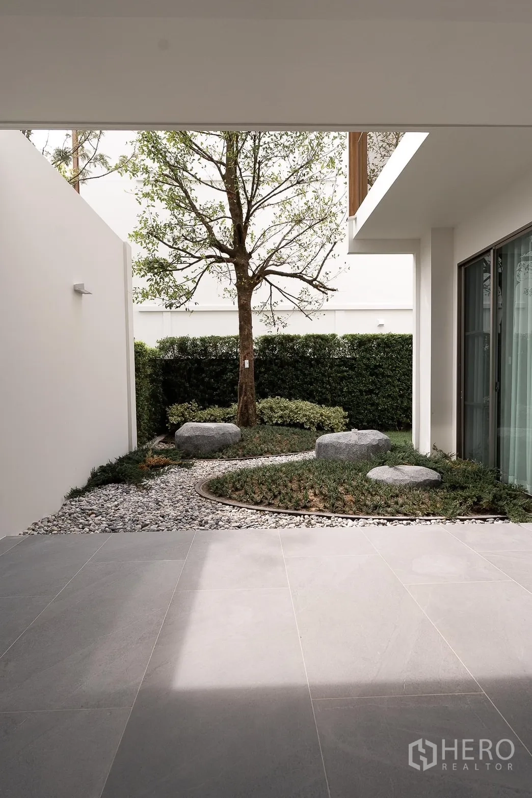 Detached House for rent in Saphan Sung, Bangkok - Private courtyard garden with central tree, pebbled paths and stone features