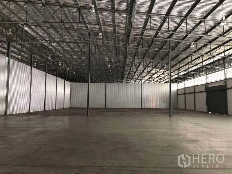 คลังสินค้า ให้เช่าในBang Phli, Samut Prakan - พื้นที่โล่งภายในโกดัง ผนังเมทัลชีท พื้นคอนกรีต และไฟส่องสว่าง