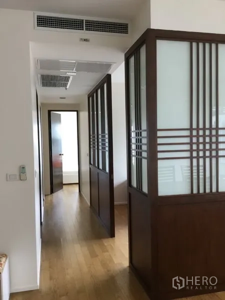 คอนโด ให้เช่าในWatthana, Bangkok - โถงทางเดินกั้นด้วยกรอบไม้และกระจก ฝ้าเพดานติดช่องแอร์