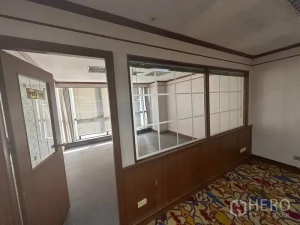 สำนักงาน ให้เช่า - โถงภายในอาคาร กั้นห้องด้วยกระจกกรอบไม้ เชื่อมห้องประชุมพร้อมหน้าต่างมองเห็นวิวเมือง