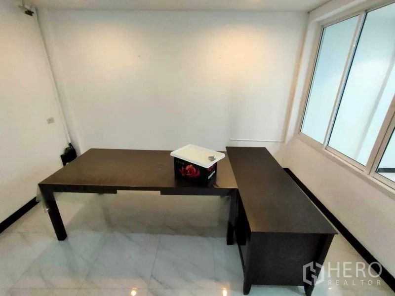 ทาวน์เฮาส์ ให้เช่าในKhlong Toei, Bangkok - ห้องทำงานหรืออเนกประสงค์ขนาดกะทัดรัด พร้อมโต๊ะและหน้าต่าง