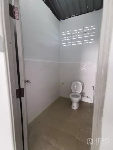 Warehouse for rent in Min Buri, Bangkok - Clean restroom with flush toilet inside the warehouse facility.