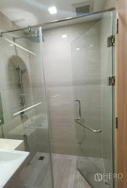 คอนโด ให้เช่าในWatthana, Bangkok - ห้องน้ำสมัยใหม่ พร้อมตู้ shower กระจกแบบวอล์กอิน หัวฝักบัวเรนชาวเวอร์และแบบมือถือ