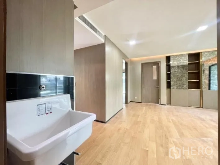 Detached House for rent or sale in Khlong Toei, Bangkok - Multipurpose room with wood flooring, built-in cabinetry and a utility sink.