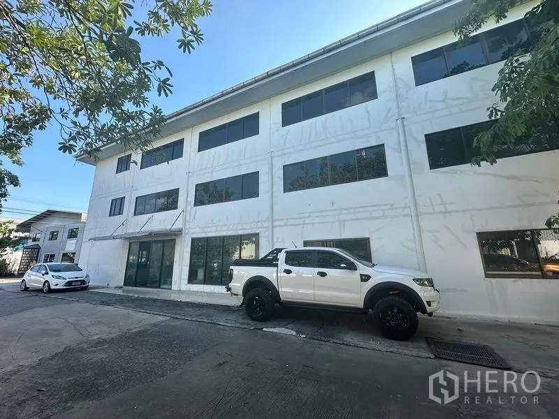 คลังสินค้า ให้เช่าในSaphan Sung, Bangkok - ด้านหน้าอาคารสำนักงานสามชั้น พร้อมที่จอดรถ